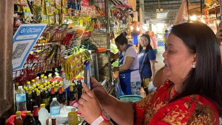 Carmona Mayor uses GCash to purchase groceries at PalengQR PH Plus launch