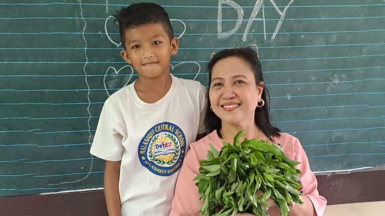 Student Went Viral, Giving His Teacher Vegetable Instead Of Flowers On Teacher’s Day